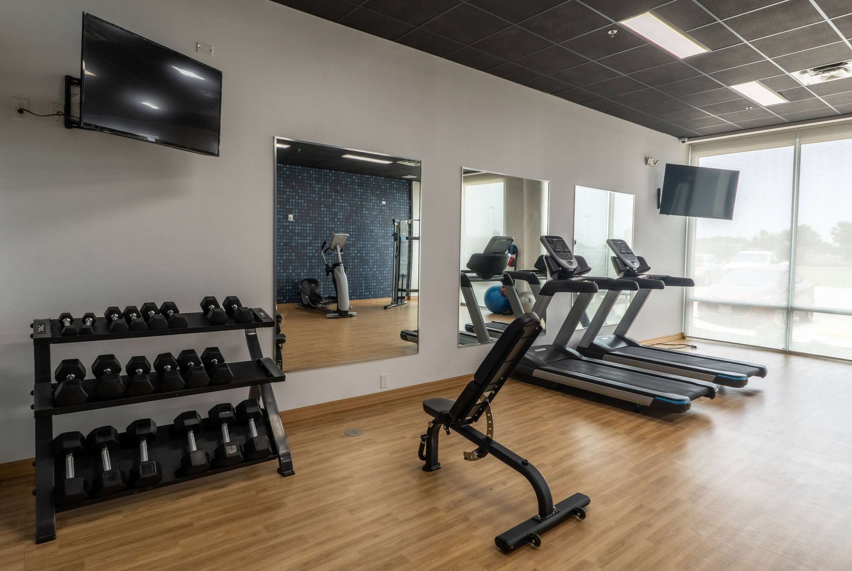 Health club fitness center gym | La Quinta Inn & Suites by Wyndham Corpus Christi Southeast