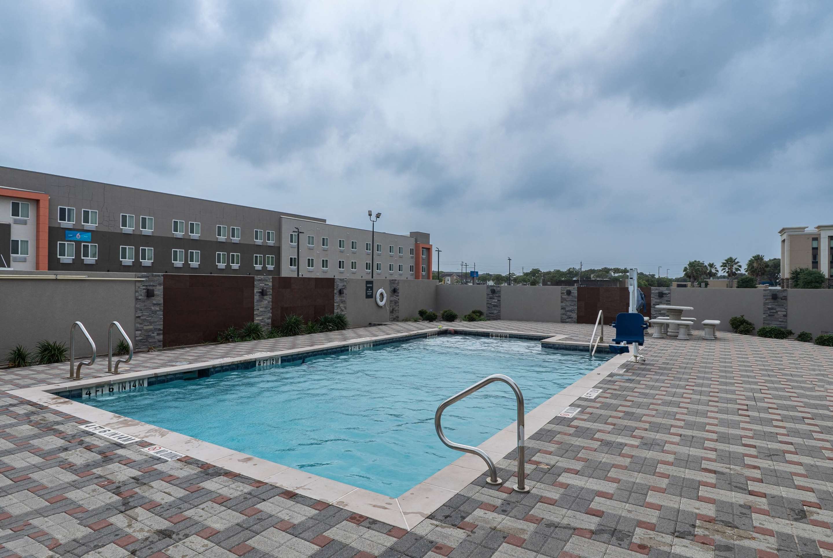 Pool | La Quinta Inn & Suites by Wyndham Corpus Christi Southeast