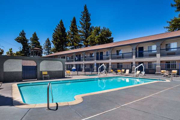 Pool - SureStay Hotel by Best Western Ukiah - CA 101, Exit 551