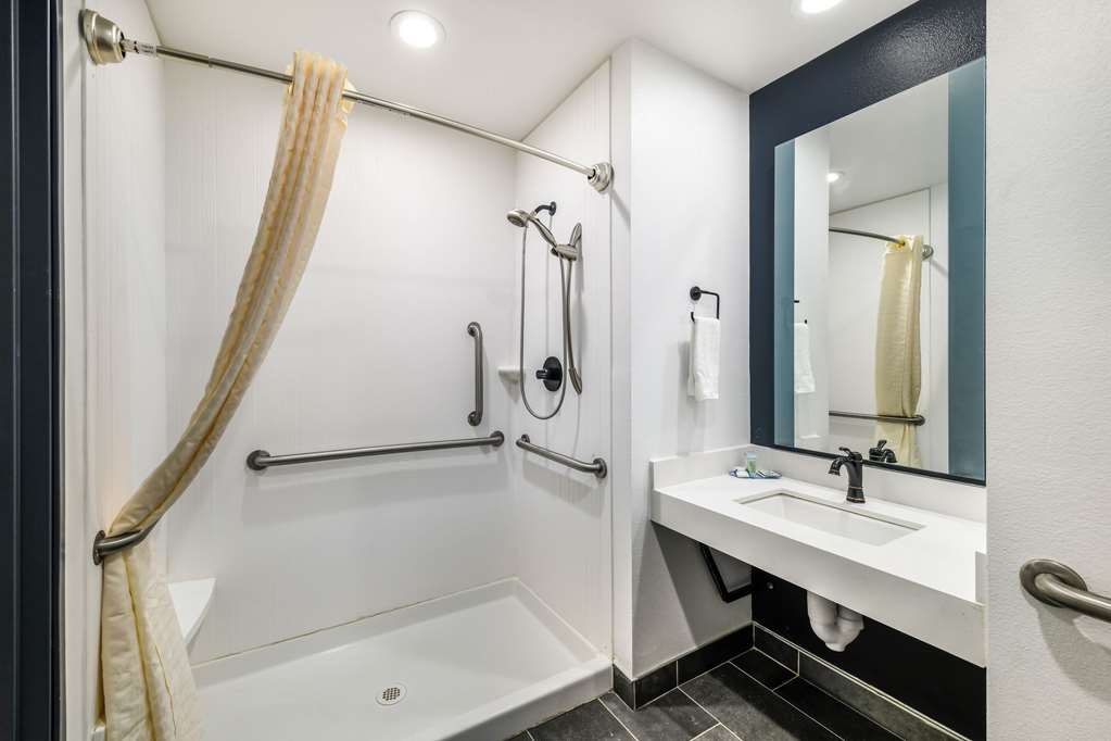 HY-LO HOTEL AN ASCEND COLLECTION HO-guestroom-Guest Room,Bathroom,On-Site.jpg