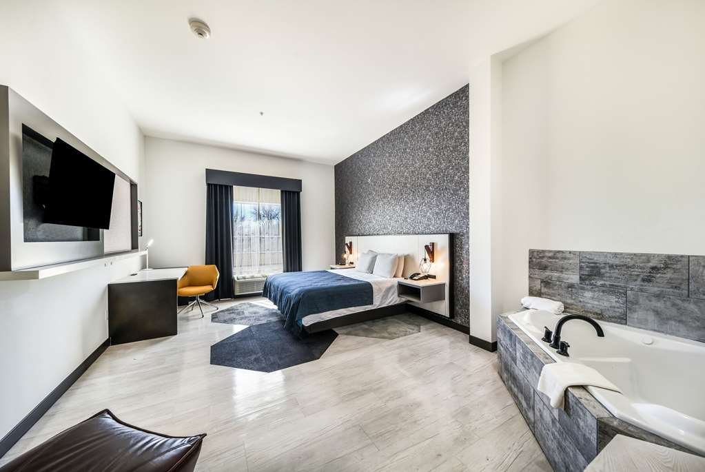 HY-LO HOTEL AN ASCEND COLLECTION HO-guestroom-Guest Room,Suite,On-Site.jpg
