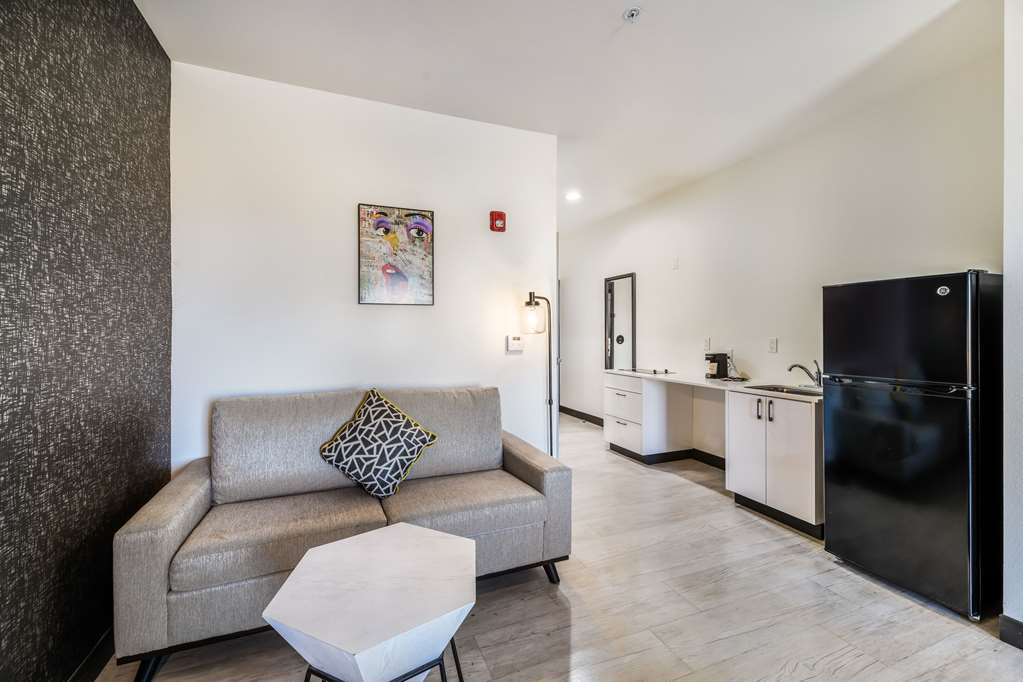 HY-LO HOTEL AN ASCEND COLLECTION HO-guestroom-Guest Room,On-Site.jpg
