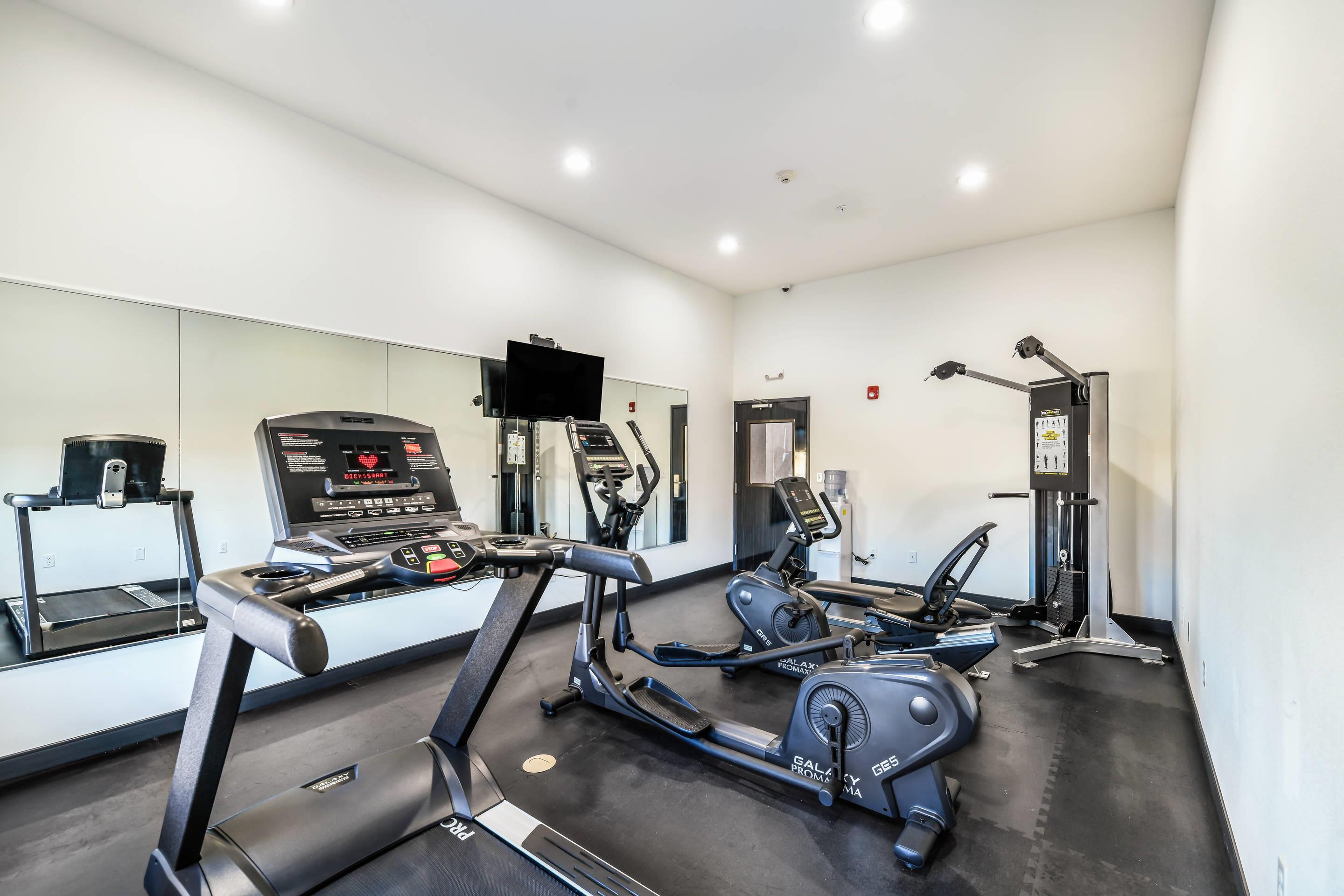 Fitness center | Hy-Lo Hotel, Ascend Hotel Collection