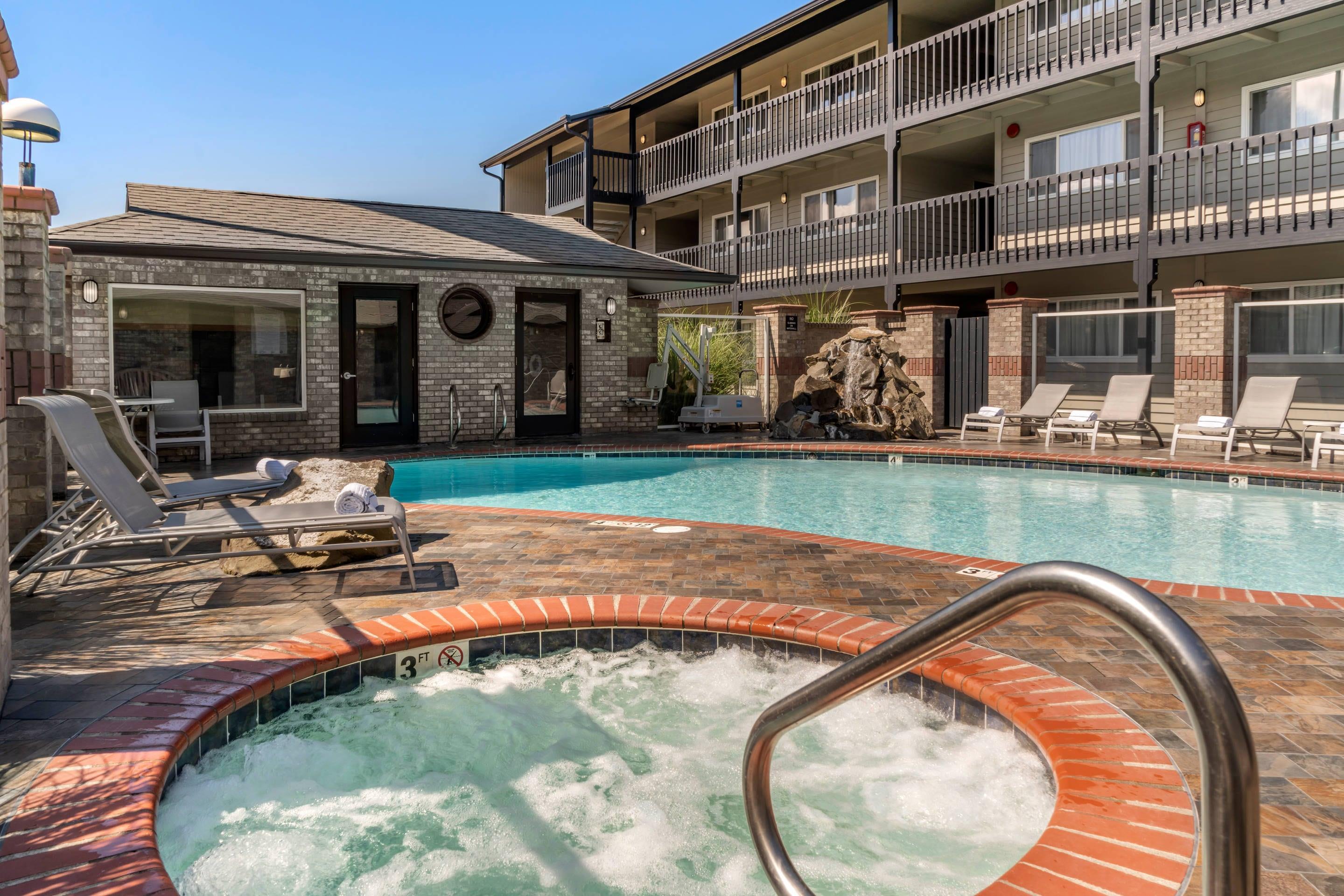 Outdoor hot tub | Lincoln Sands Oceanfront Resort, Ascend Hotel Collection