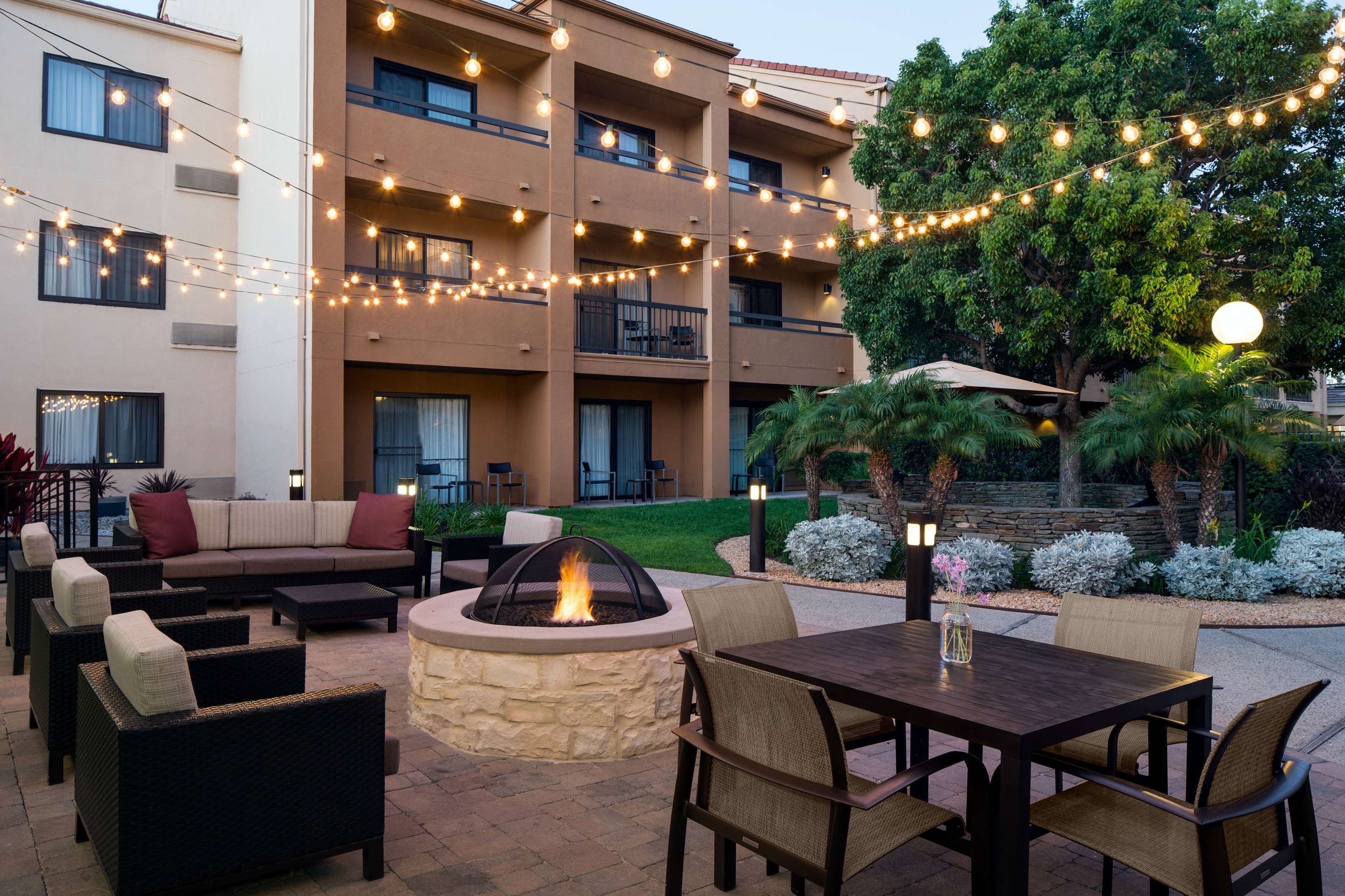 Outdoor fire pit