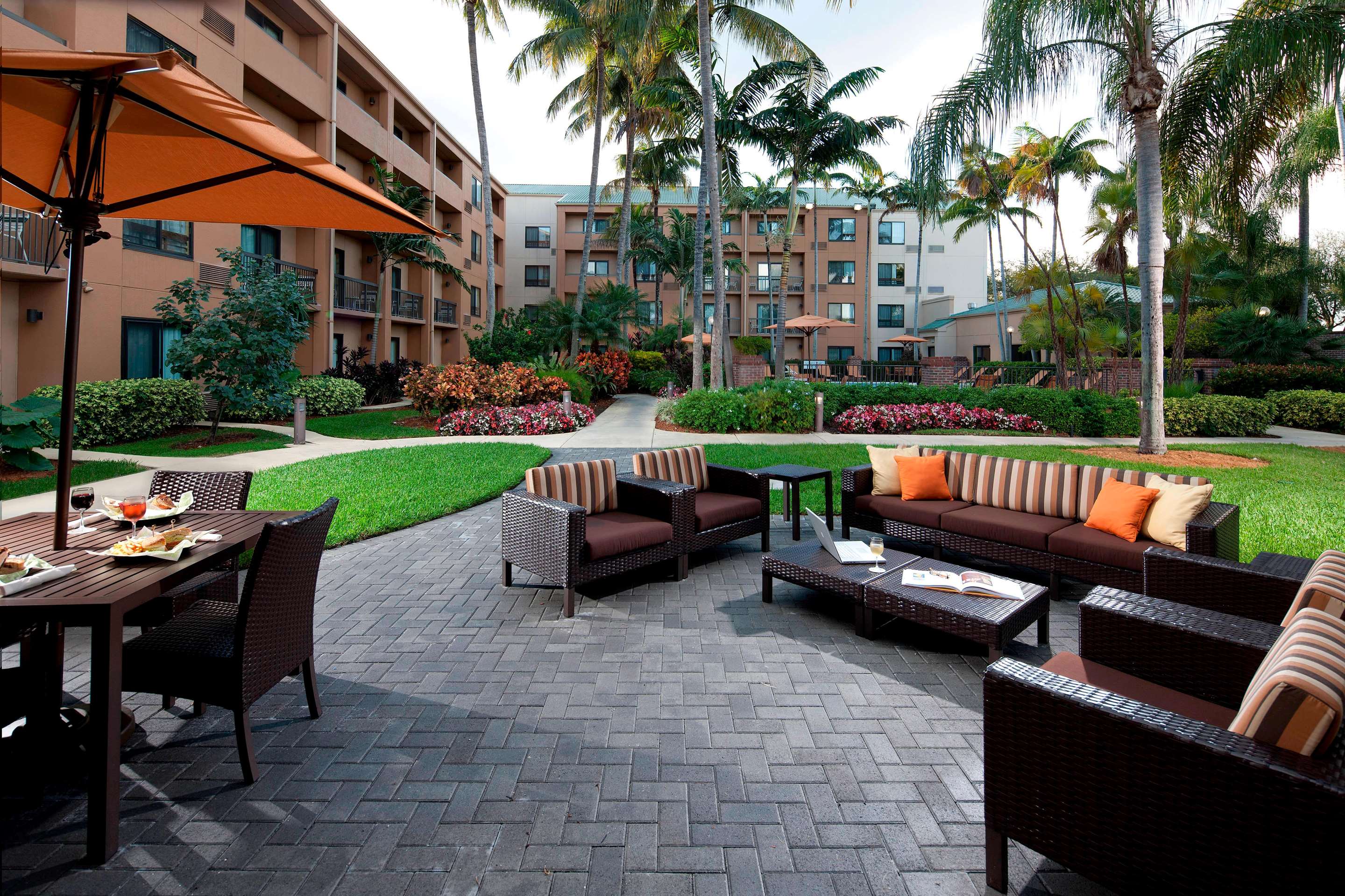 Outdoor patio | Sonesta Select Miami Lakes