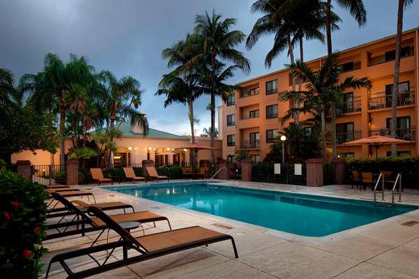 Pool - Sonesta Select Hotel Miami Lakes