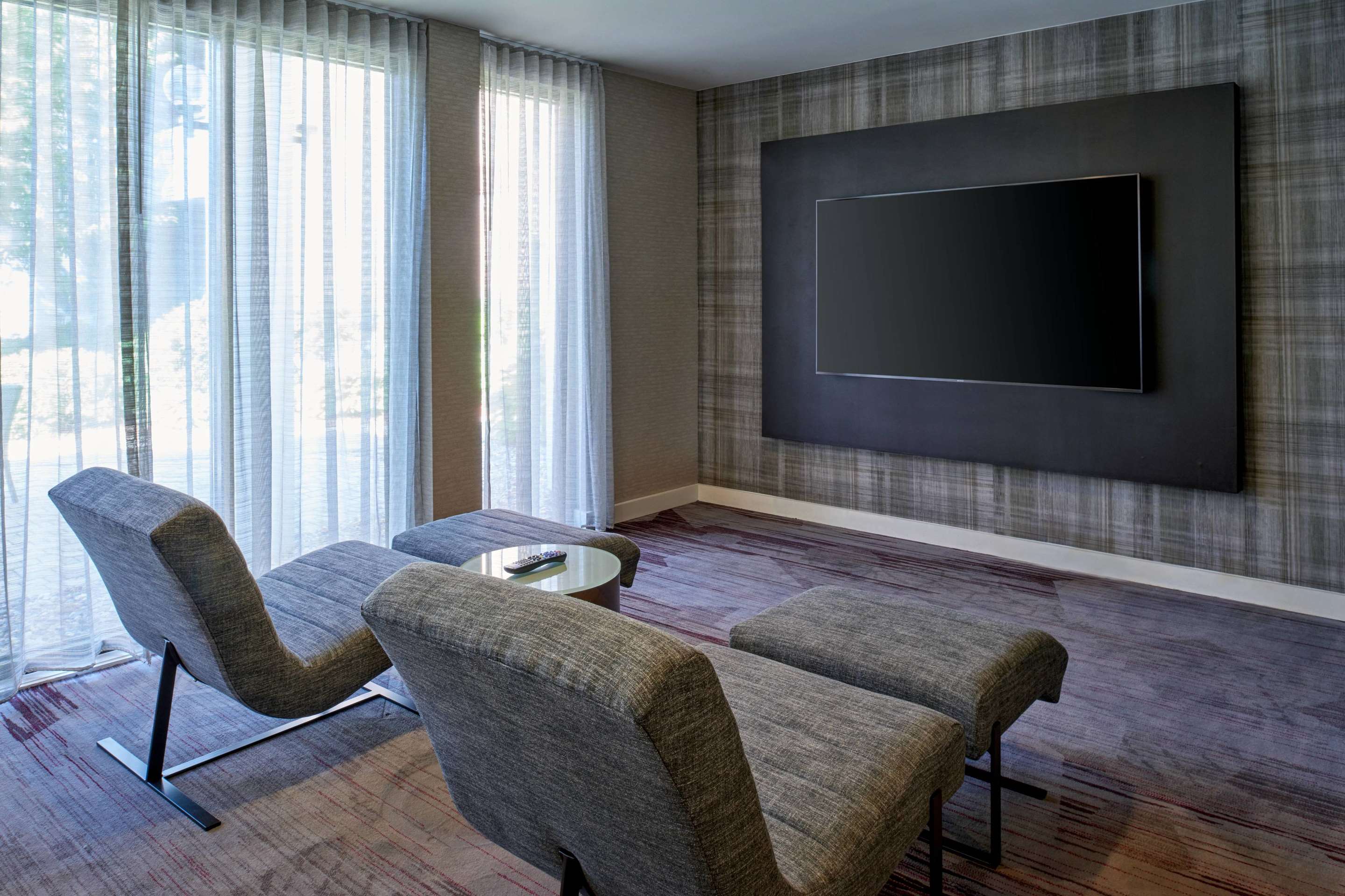 Lobby theatre area | Sonesta Select Minneapolis Eden Prairie