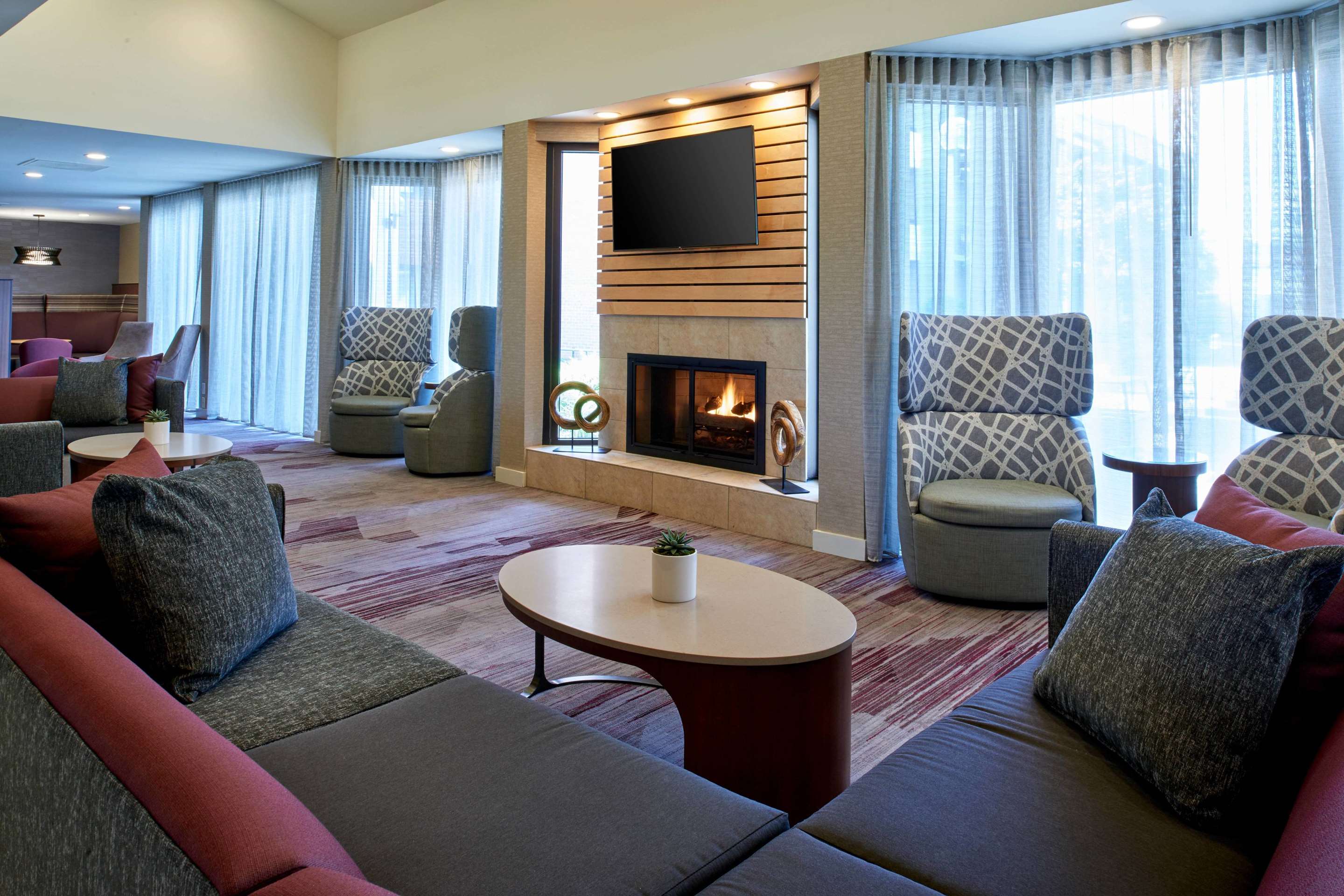 Lobby fireplace | Sonesta Select Minneapolis Eden Prairie