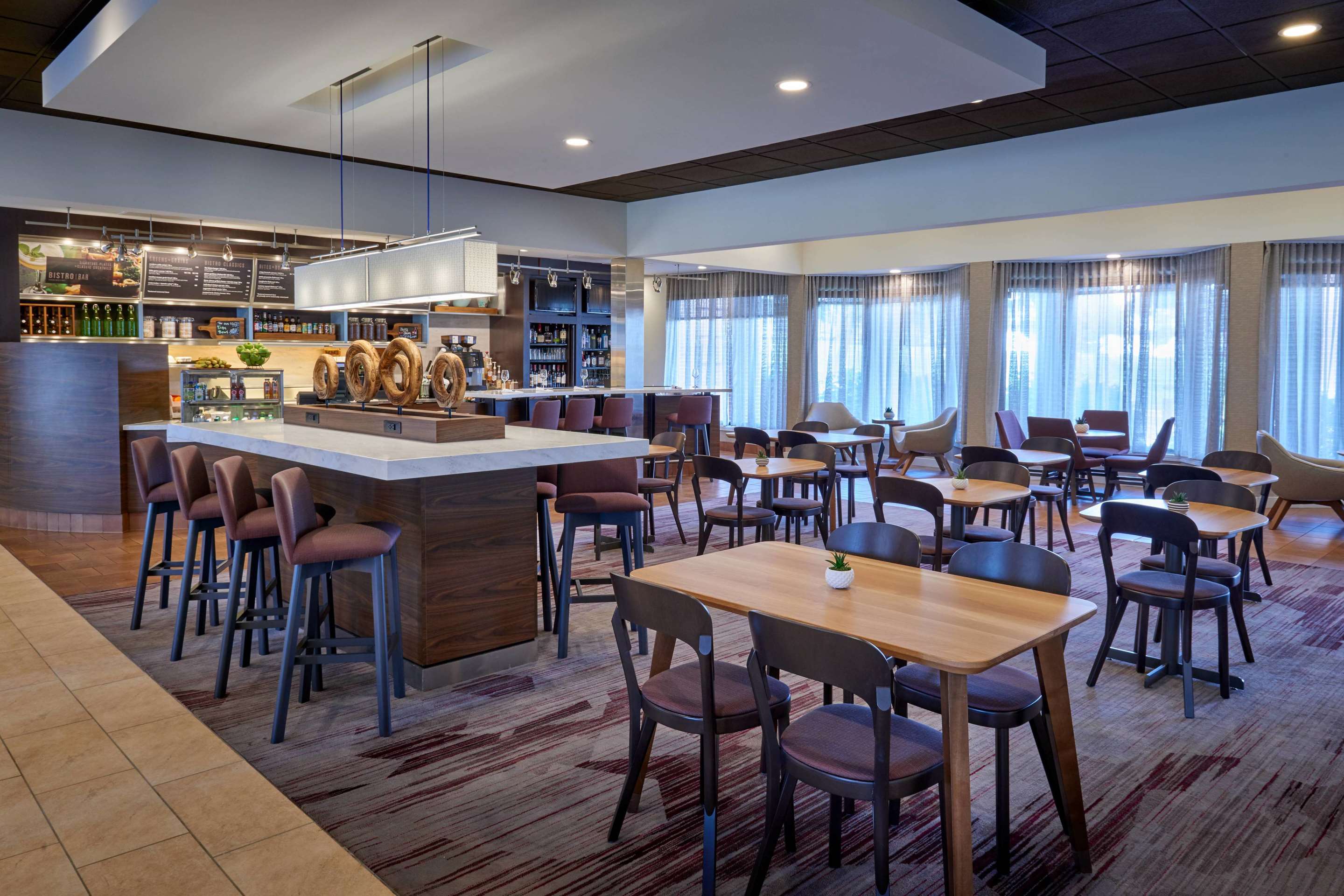 Bistro seating area | Sonesta Select Minneapolis Eden Prairie