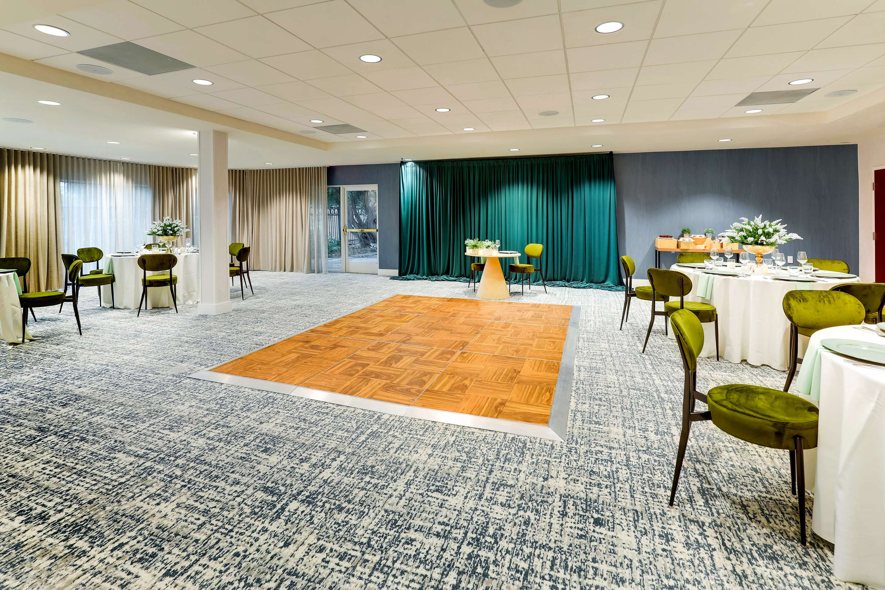 Oyster Point Meeting Room - Social Rounds 2 | AC Hotel by Marriott San Francisco Airport Oyster Point/Waterfront