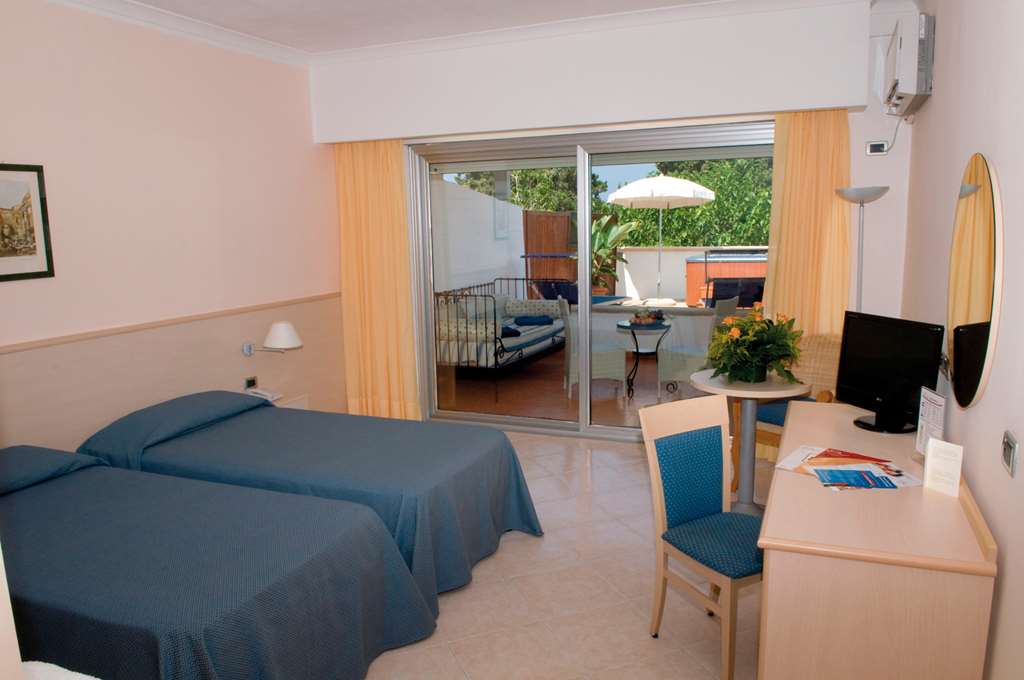 LABRANDA ROCCA NETTUNO TROPEA-guestroom-Guest Room,On-Site.jpg
