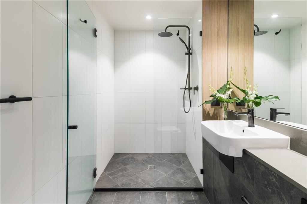 OAKS CAIRNS HOTEL-guestroom-Guest Room,Bathroom,On-Site.jpg