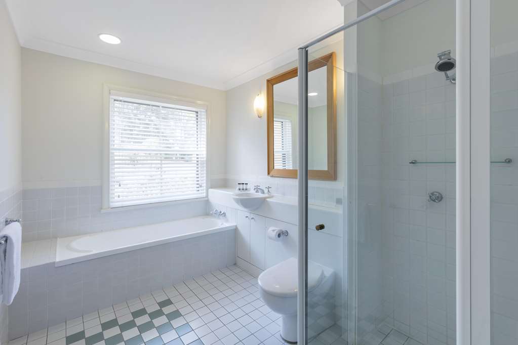 Oaks Cypress Lakes Resort-guestroom-Guest Room,Bathroom,On-Site.jpg