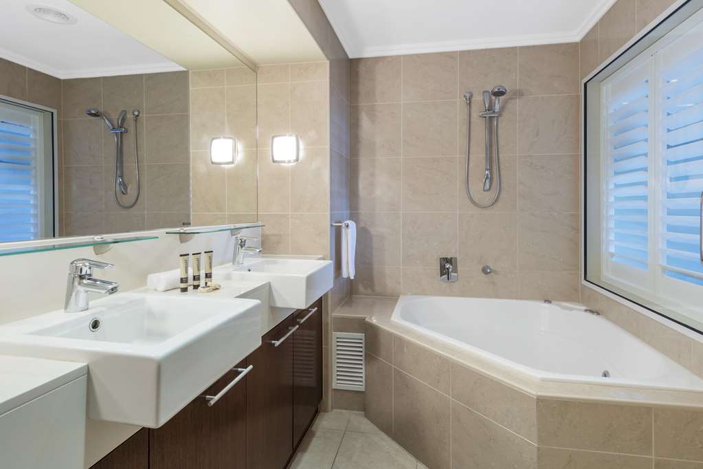 OAKS HERVEY BAY RESORT AND SPA-guestroom-Guest Room,Bathroom,On-Site.jpg