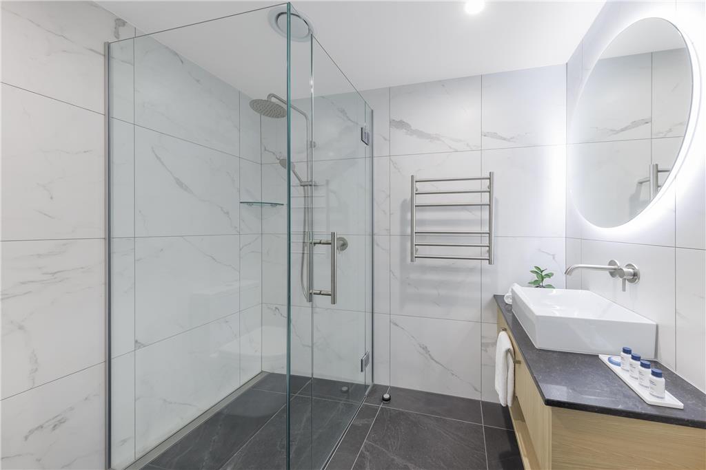 Oaks Queenstown Shores Resort-guestroom-Guest Room,Bathroom,On-Site.jpg