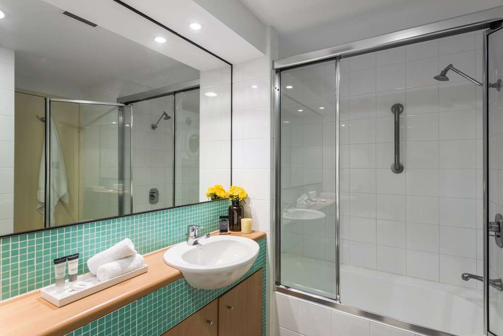 OAKS WATERFRONT SUITES-guestroom-Guest Room,Bathroom,On-Site.jpg