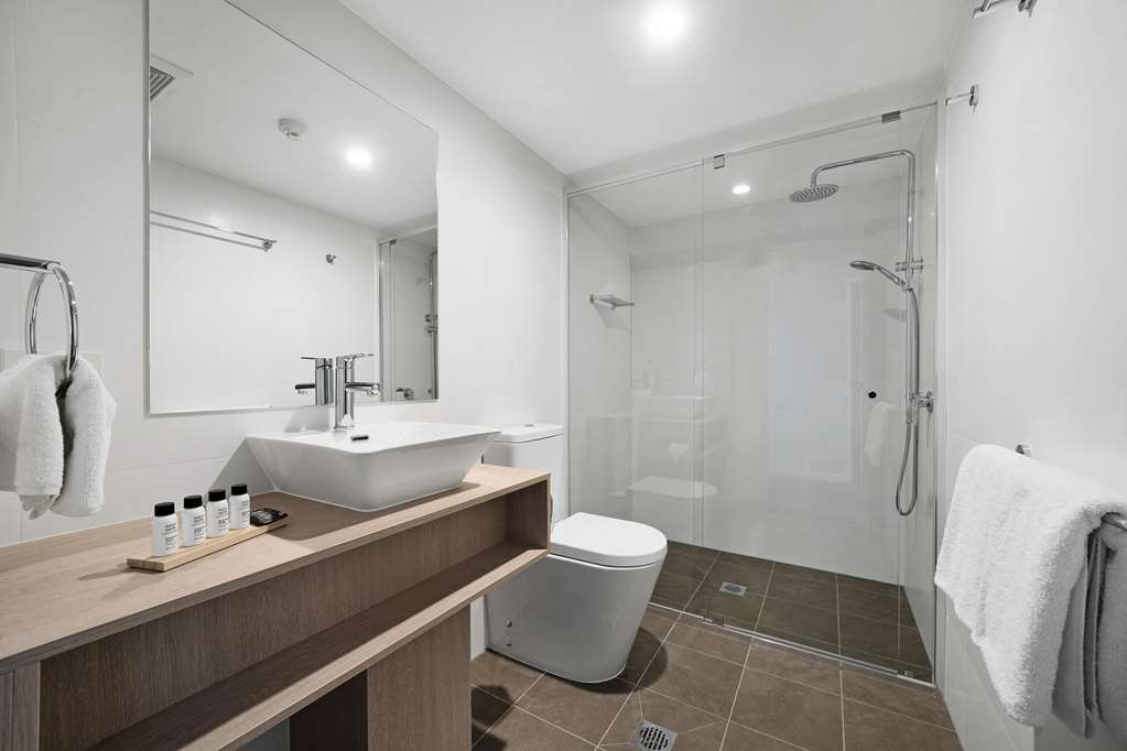 OAKS TOOWOOMBA HOTEL-guestroom-Guest Room,Bathroom,On-Site.jpg