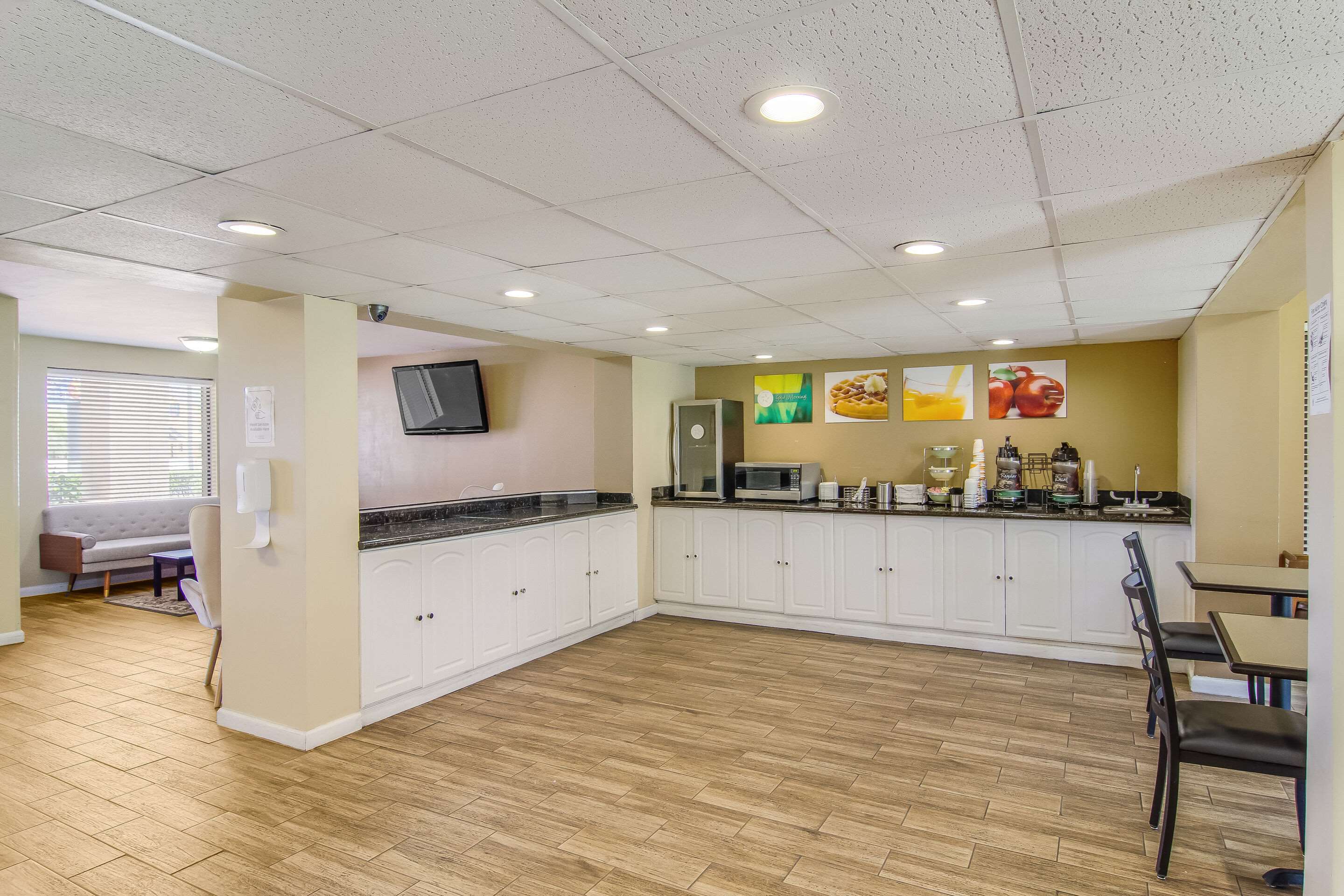 Breakfast area | Suburban Studios
