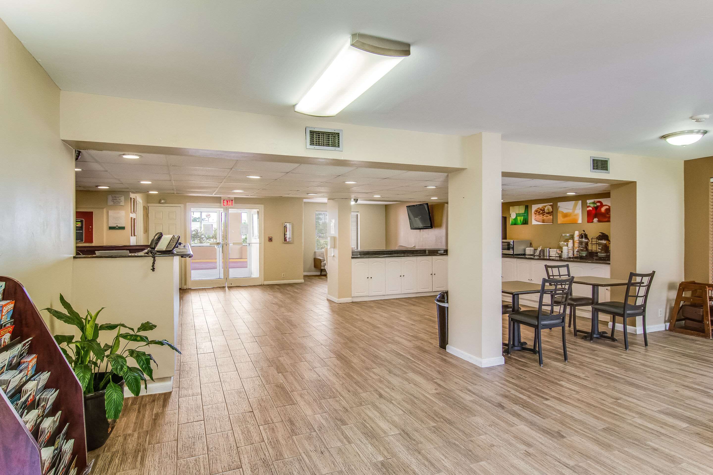 Enjoy breakfast in this seating area | Suburban Studios