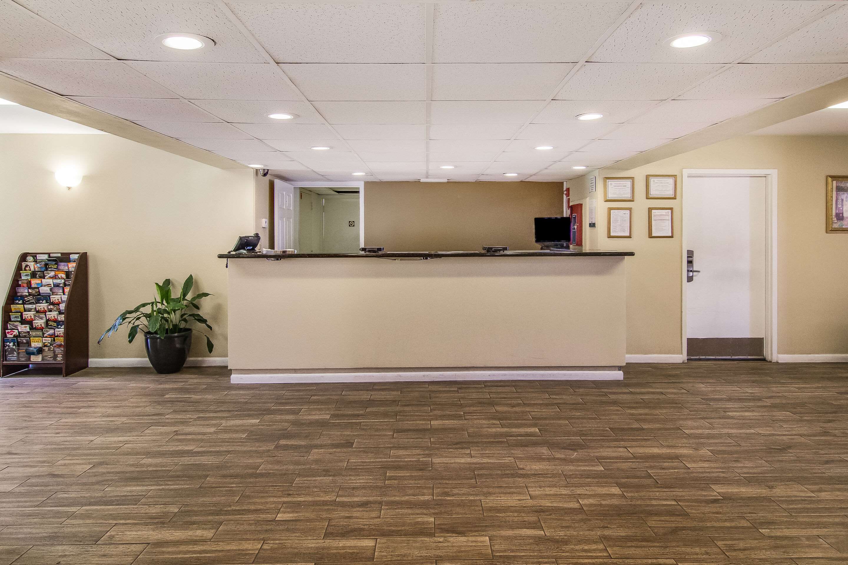 Front desk with friendly staff | Suburban Studios