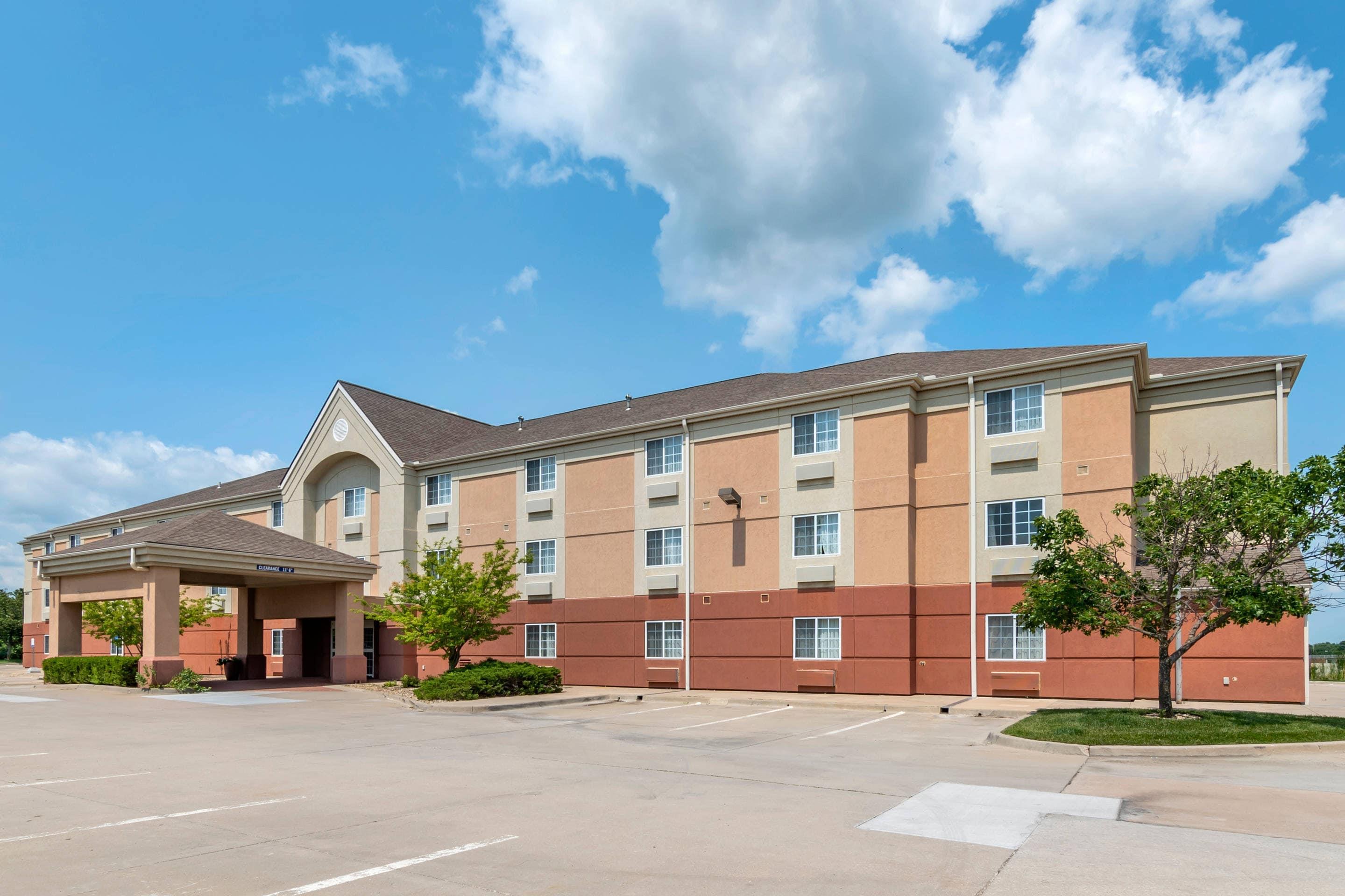 Hotel exterior | MainStay Suites Emporia