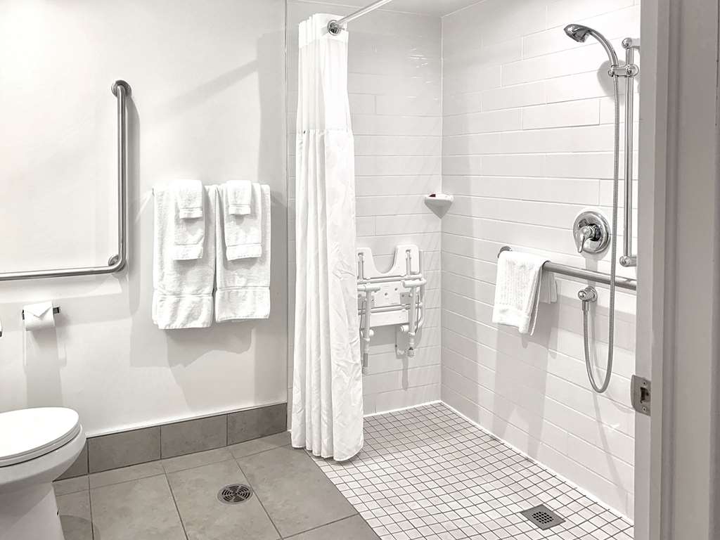 QUALITY INN AND CONFERENCE CEN-guestroom-Guest Room,Bathroom,On-Site.jpg