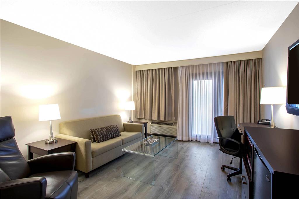 QUALITY INN AND CONFERENCE CEN-guestroom-Guest Room,On-Site.jpg