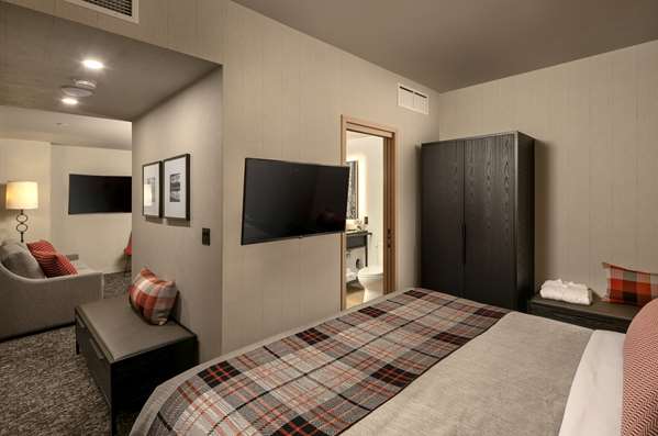 Suite - Peaks Hotel & Suites Downtown Banff