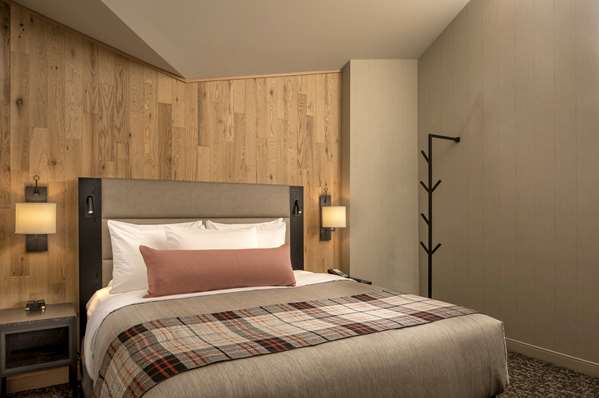 Suite - Peaks Hotel & Suites Downtown Banff