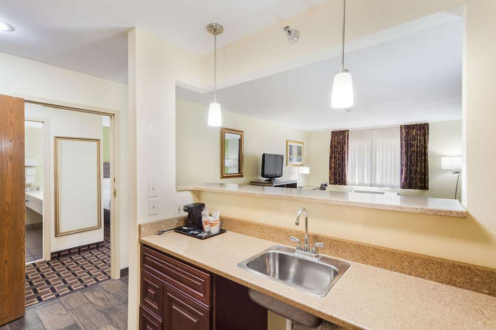 QUALITY INN LINCOLN CORNHUSKER-guestroom-Guest Room,Bathroom,On-Site.jpg