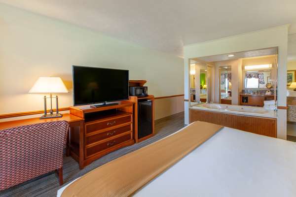 1 King Bed, Non-Smoking, Two Person Jetted Tub, Balcony, Microwave And Refrigerator, Full Breakfast