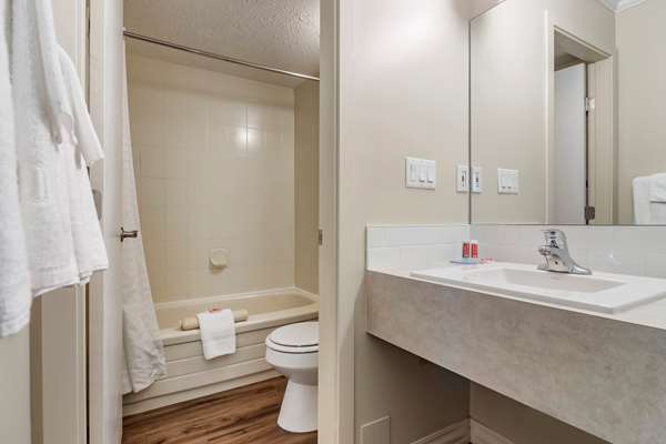  - Econo Lodge Inn & Suites Kelowna