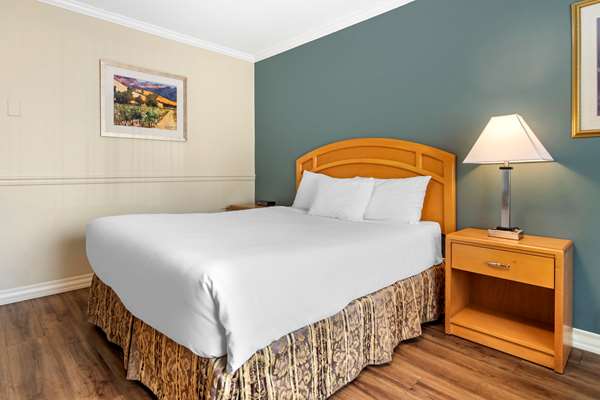  - Econo Lodge Inn & Suites Kelowna