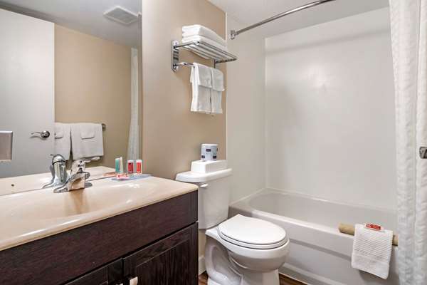  - Econo Lodge Inn & Suites Kelowna