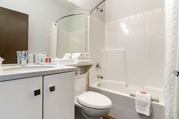  - Econo Lodge Inn & Suites Kelowna