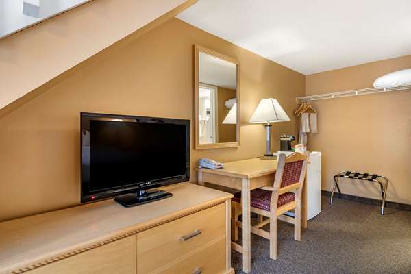  - Econo Lodge Inn & Suites Kelowna