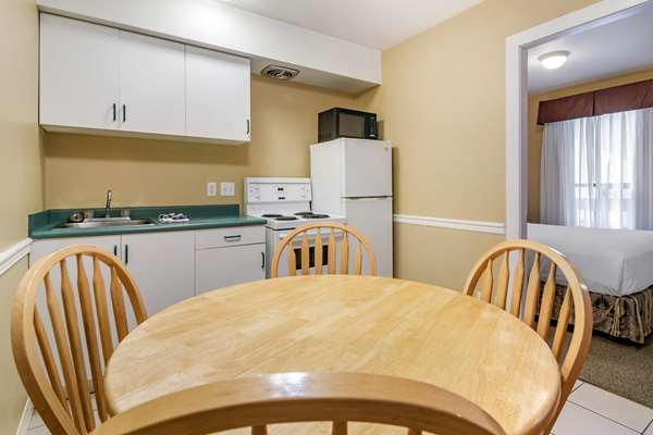  - Econo Lodge Inn & Suites Kelowna