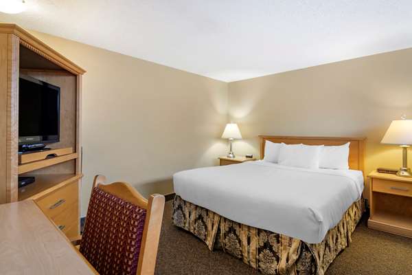  - Econo Lodge Inn & Suites Kelowna