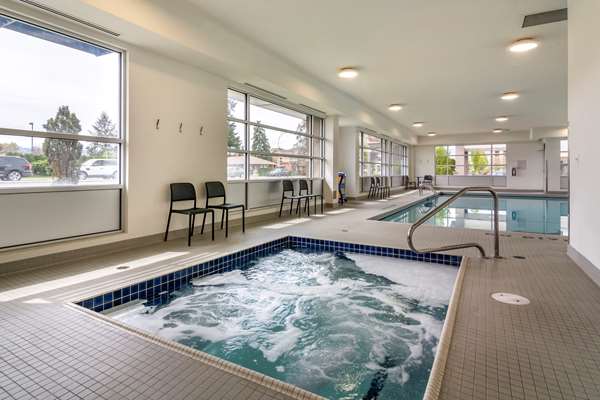 Pool - Econo Lodge Inn & Suites Kelowna