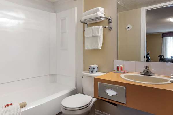  - Econo Lodge Inn & Suites Kelowna