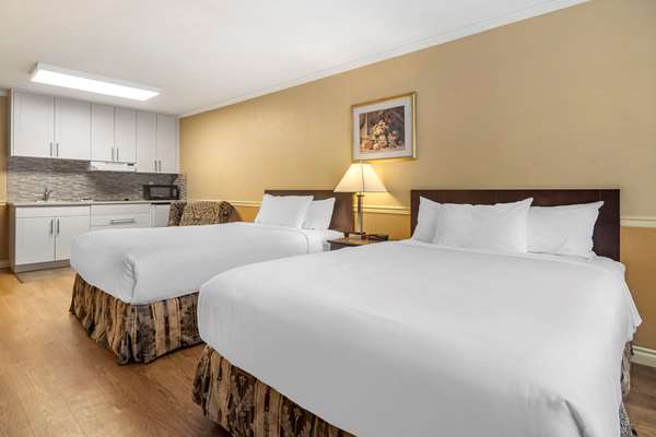  - Econo Lodge Inn & Suites Kelowna