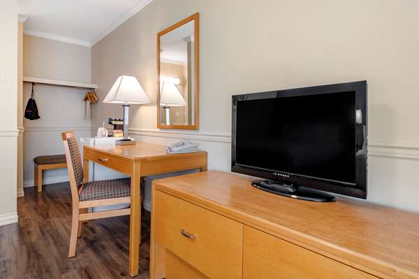  - Econo Lodge Inn & Suites Kelowna