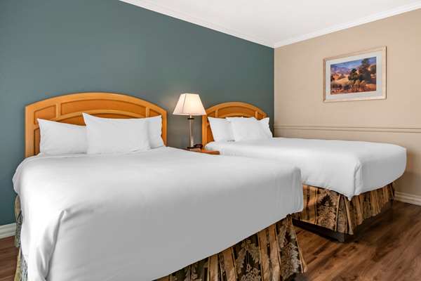  - Econo Lodge Inn & Suites Kelowna