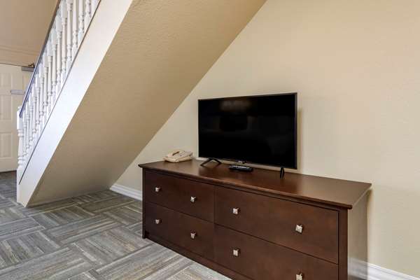  - Econo Lodge Inn & Suites Kelowna