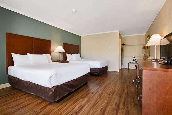 - Econo Lodge Inn & Suites Kelowna