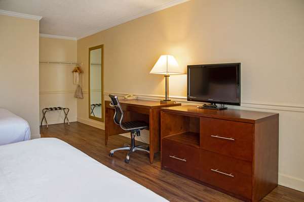  - Econo Lodge Inn & Suites Kelowna