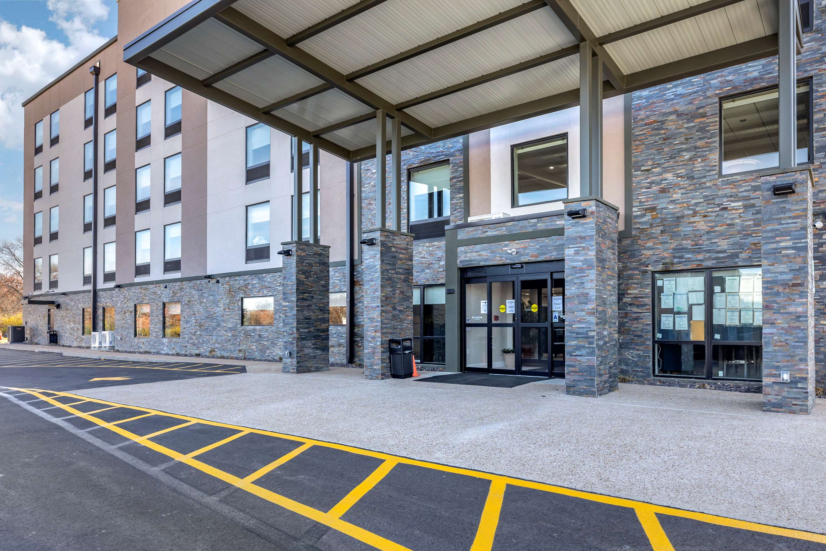 Hotel entrance | Comfort Suites St. Louis - Sunset Hills