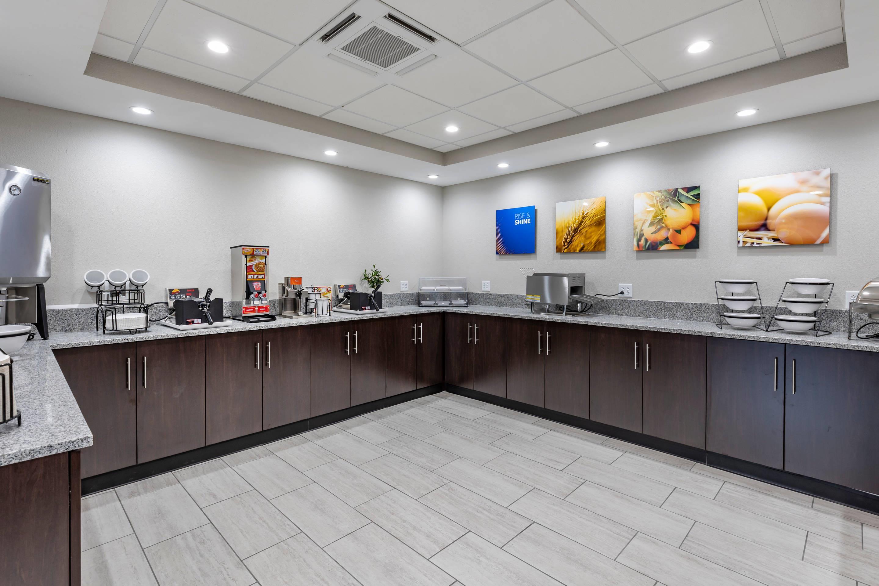 Breakfast bar | Comfort Suites St. Louis - Sunset Hills