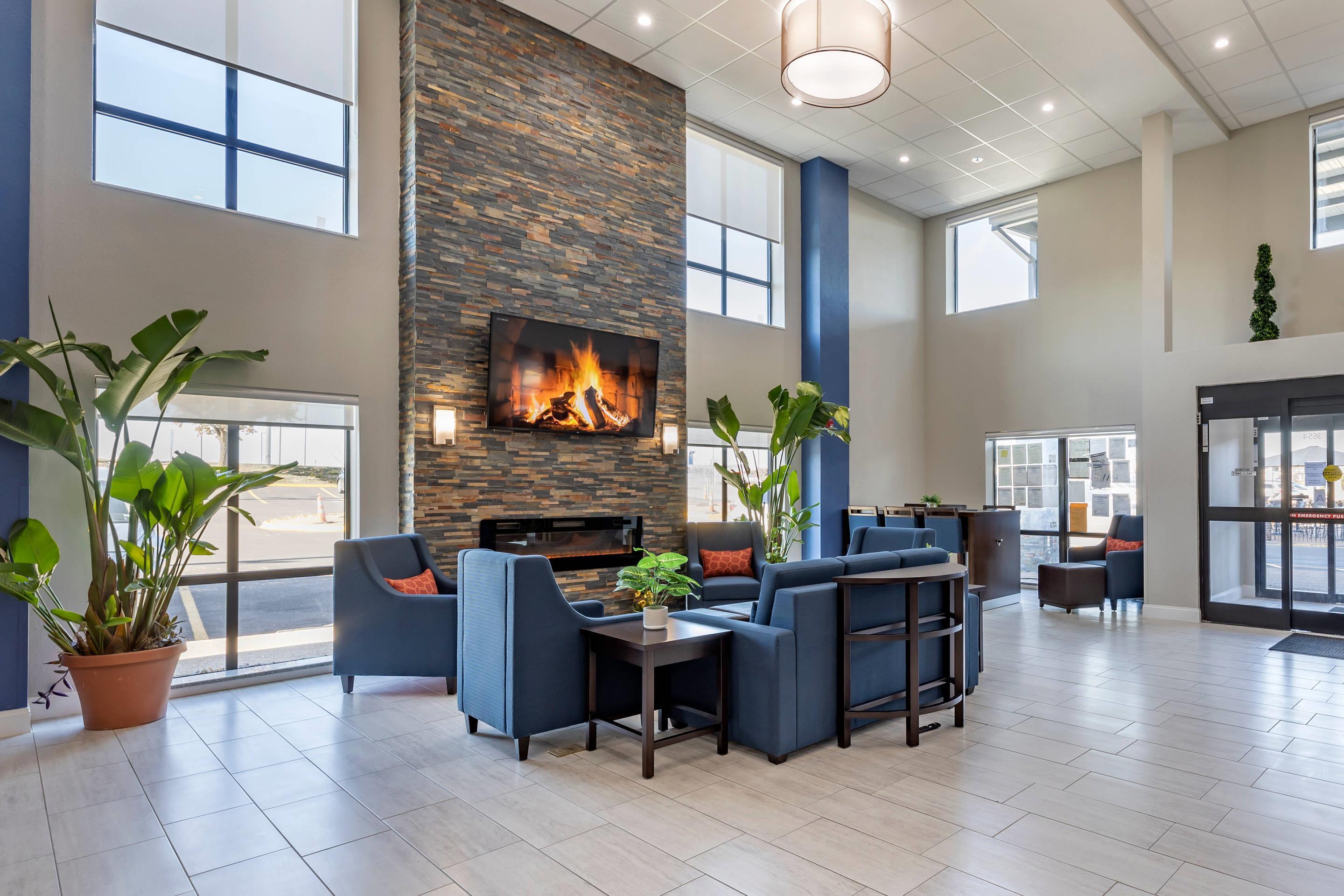 Lobby with sitting area | Comfort Suites St. Louis - Sunset Hills